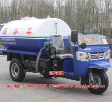 城市動(dòng)脈的潤澤使者 高清視角下的灑水車